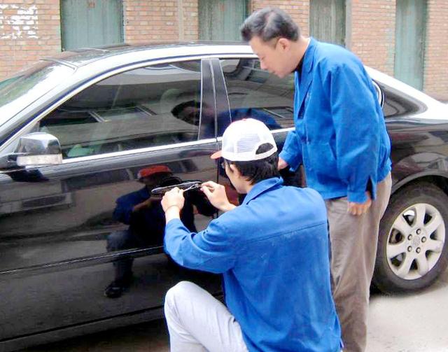 攸县汽车钥匙丢在车里面怎么办?
